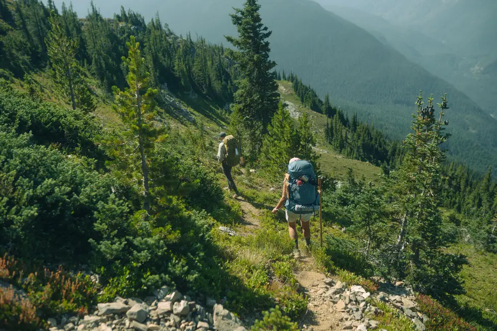 couple-hikers-in-backpacking